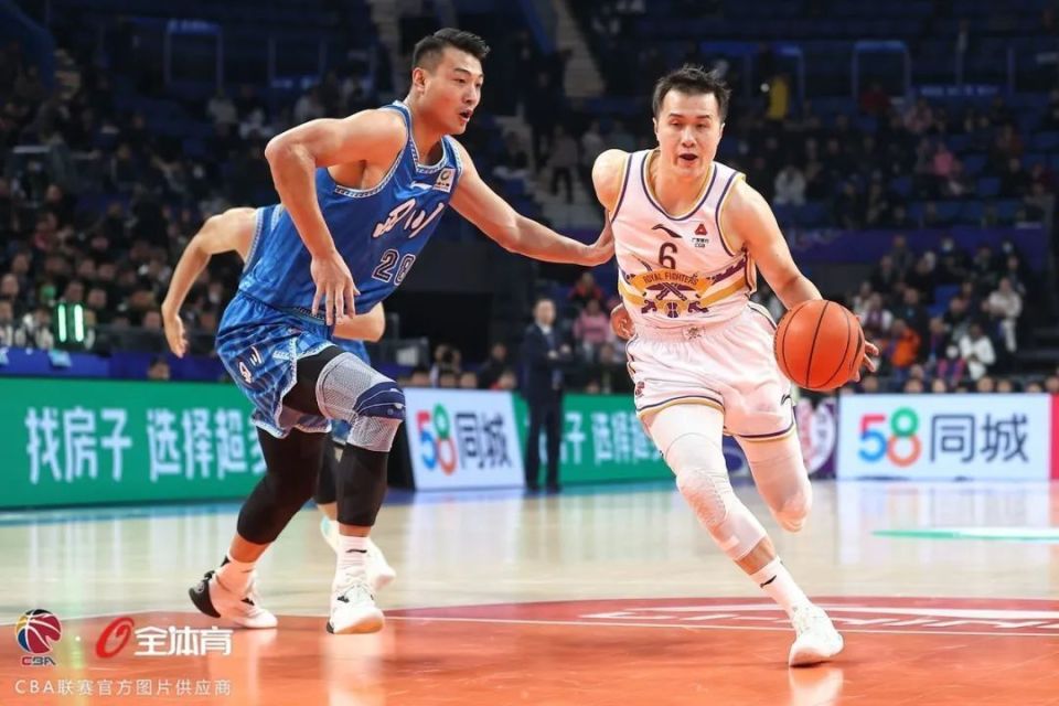 四川男篮队为赛场带来了全新的活力